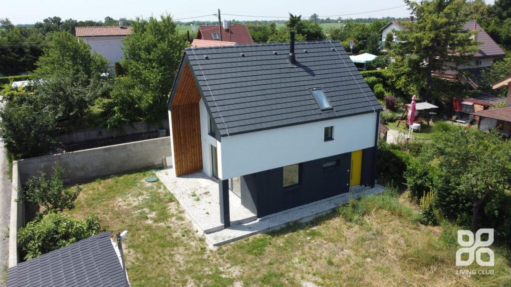 Rodinný dom Alžbetin dvor — letecký pohľad na vstup
