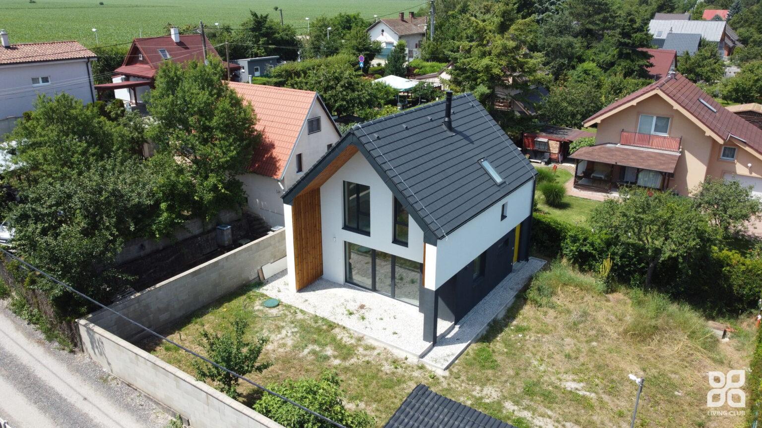 Rodinný dom Alžbetin dvor po dokončení — letecký pohľad zo záhrady