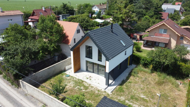 Dokončený dom z dronu (jún 2024)