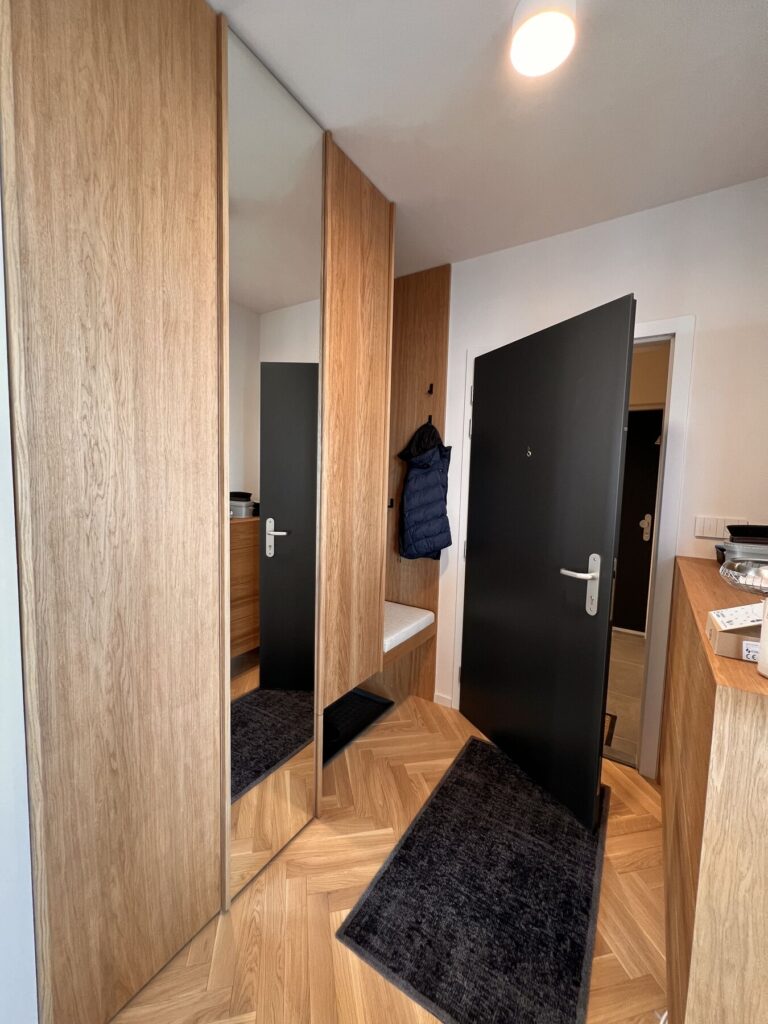 Predsieň po realizácii — byt Prístavná, Bratislava